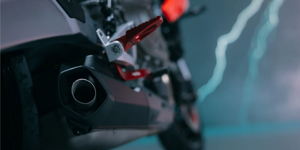 Rear three-quarter view of the Aprilia Tuono 457