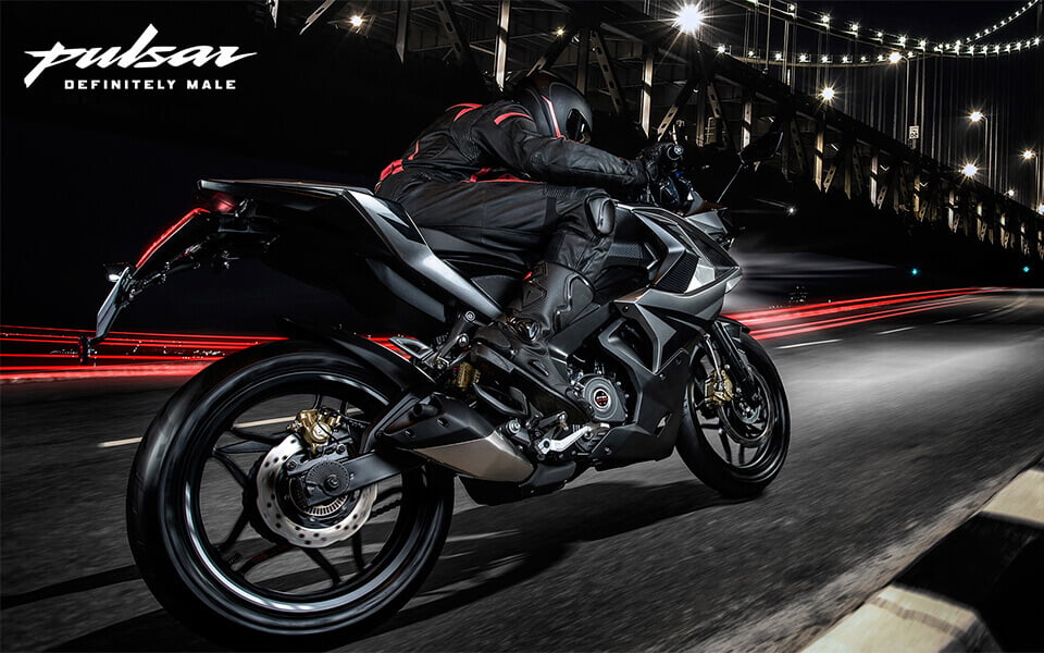 Bajaj Pulsar RS200 best performance bike for beginners